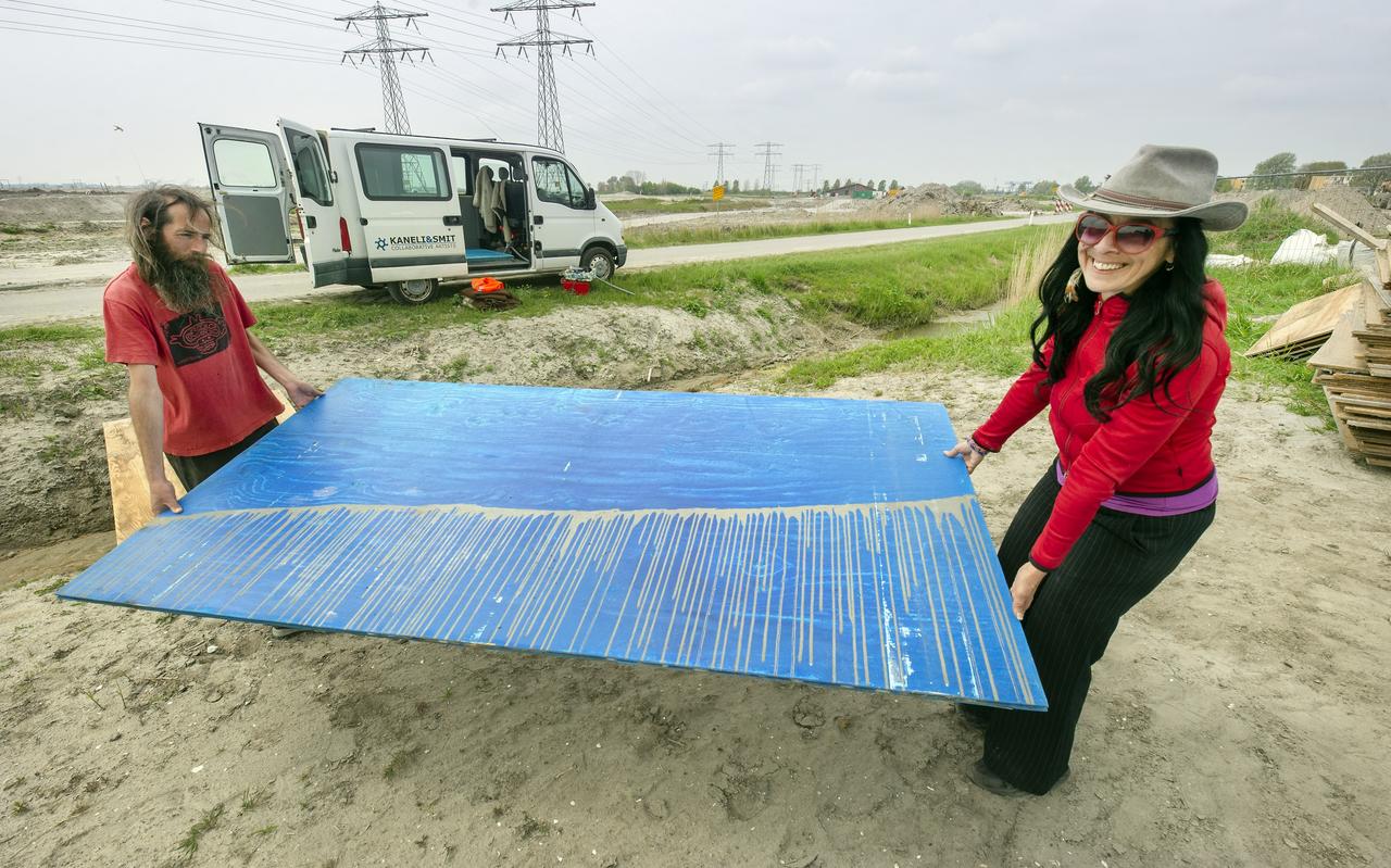 Kunstenaarsduo Irem Kaneli en Stijn Smit nemen hun Waterpanorama paneel voor paneel weer mee in de bestelbus. Kunstenaarsduo Irem Kaneli en Stijn Smit nemen hun Waterpanorama paneel voor paneel weer mee in de bestelbus.