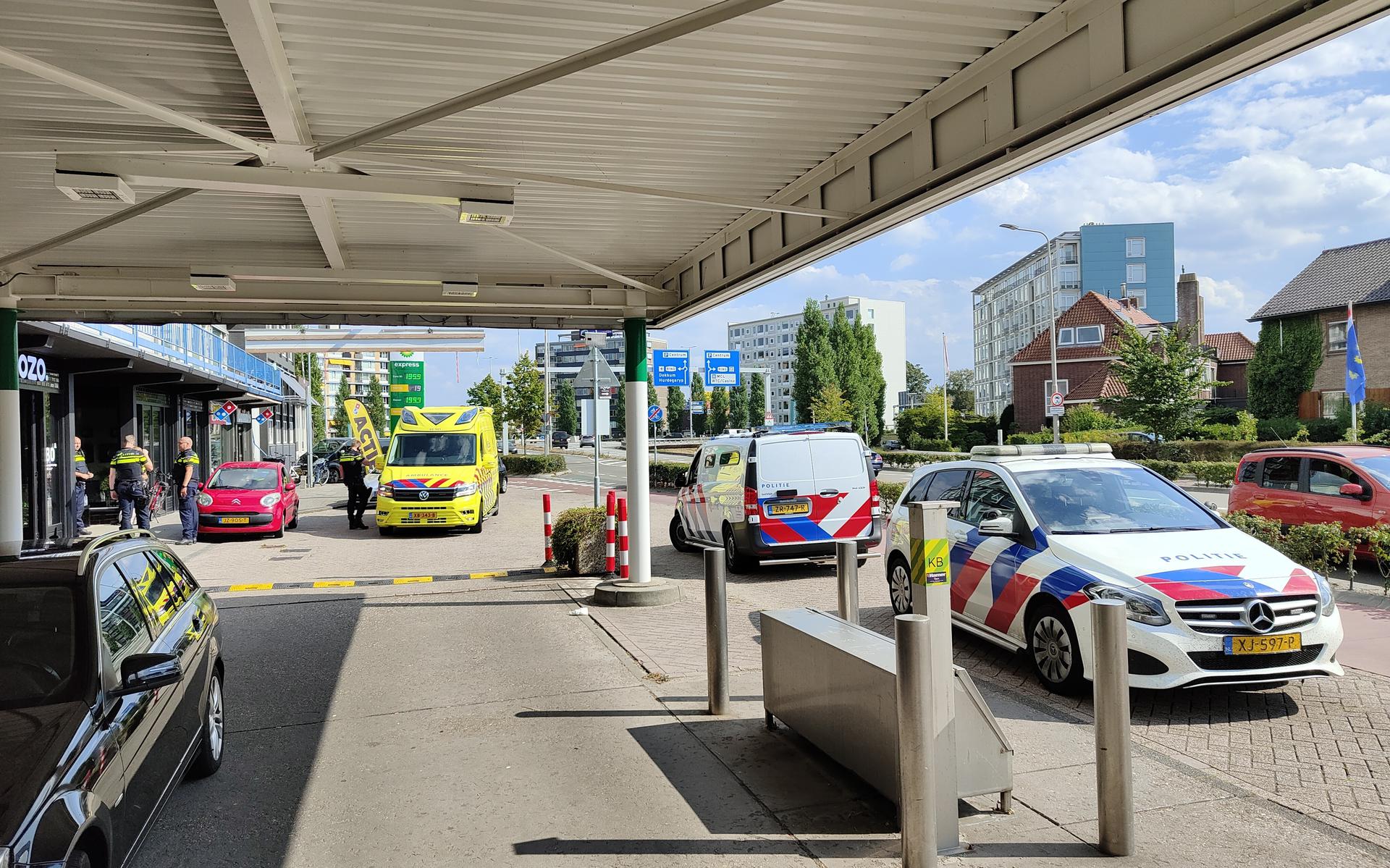 Een automobilist is dinsdagmiddag aangehouden nadat hij op de kruising van de Harlingerstraatweg met het Europaplein in Leeuwarden een fietser had geschept.