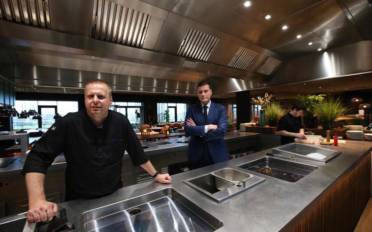 Willem Schaafsma van Eindeloos en general manager Eelke Pieter Bruinsma in de keuken van Van der Valk in Leeuwarden. 