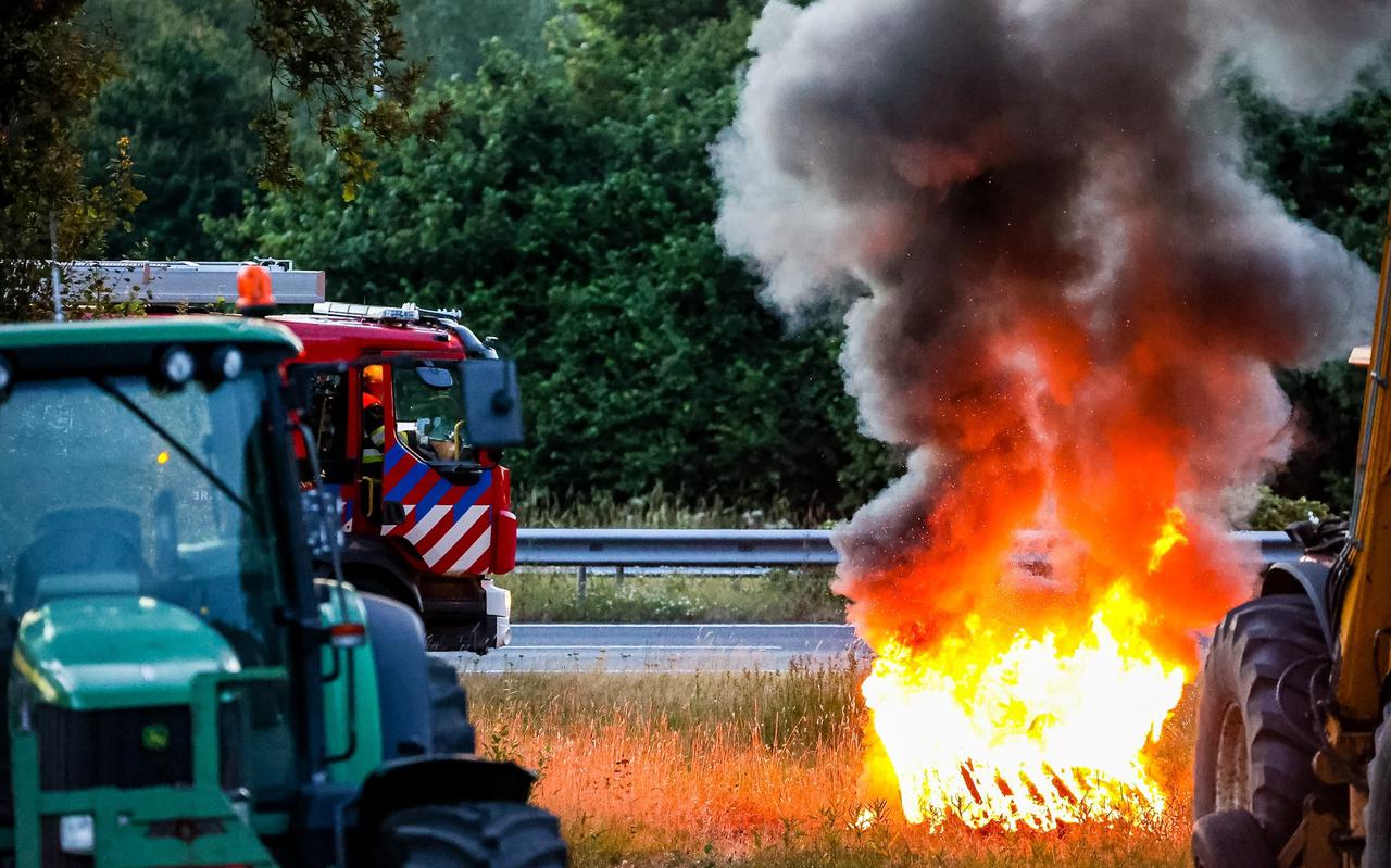 De brandweer bluste woensdagavond rond een uur of tien een tractorbrand langs de A7 bij Drachten. 