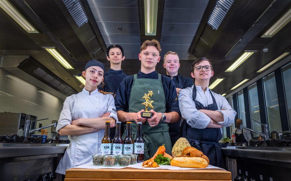 Sven Ykema en studiegenoten met zelfgemaakt bier en eigen producten