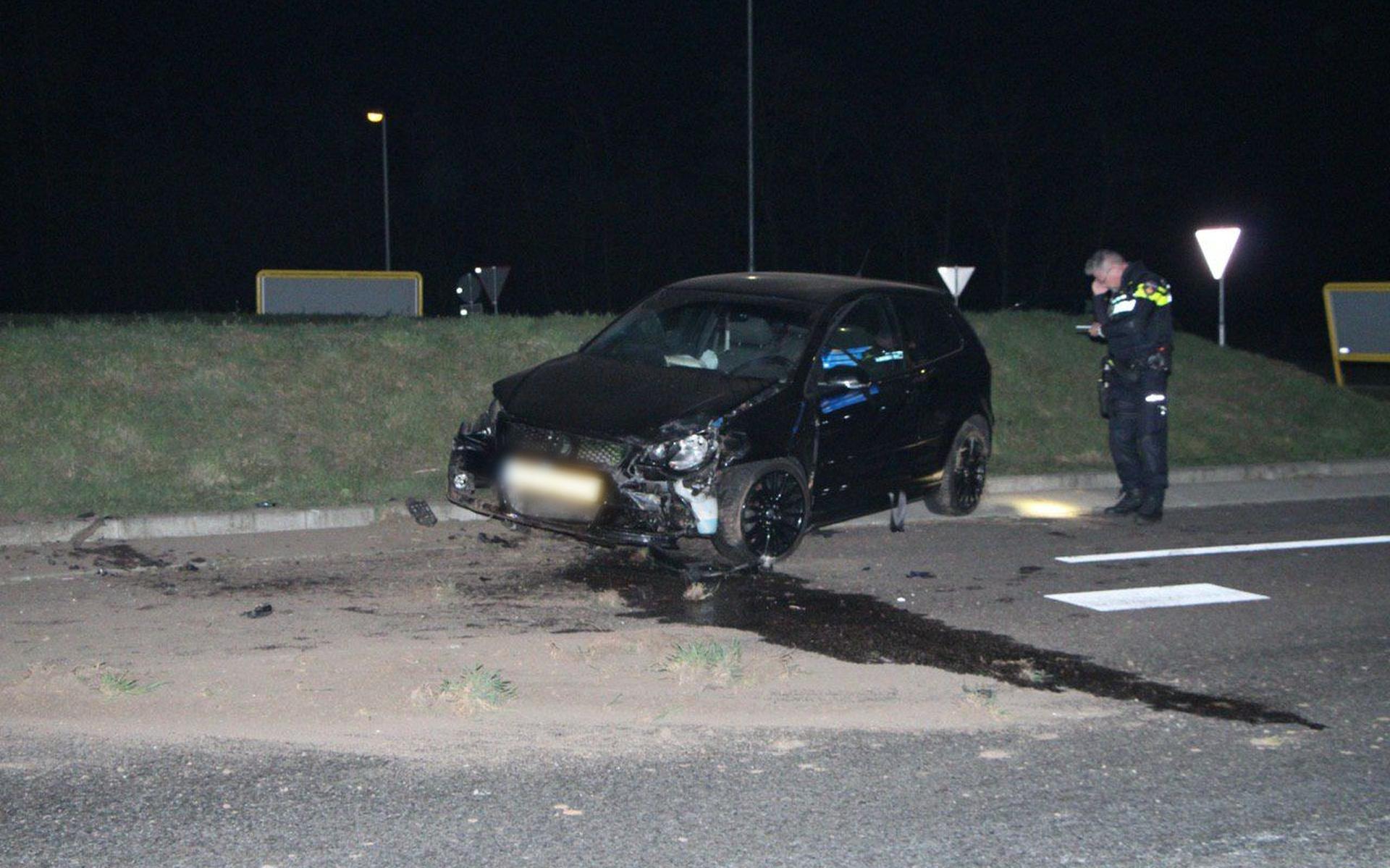 Auto gaat rechtdoor over rotonde bij Rottevalle - Leeuwarder Courant