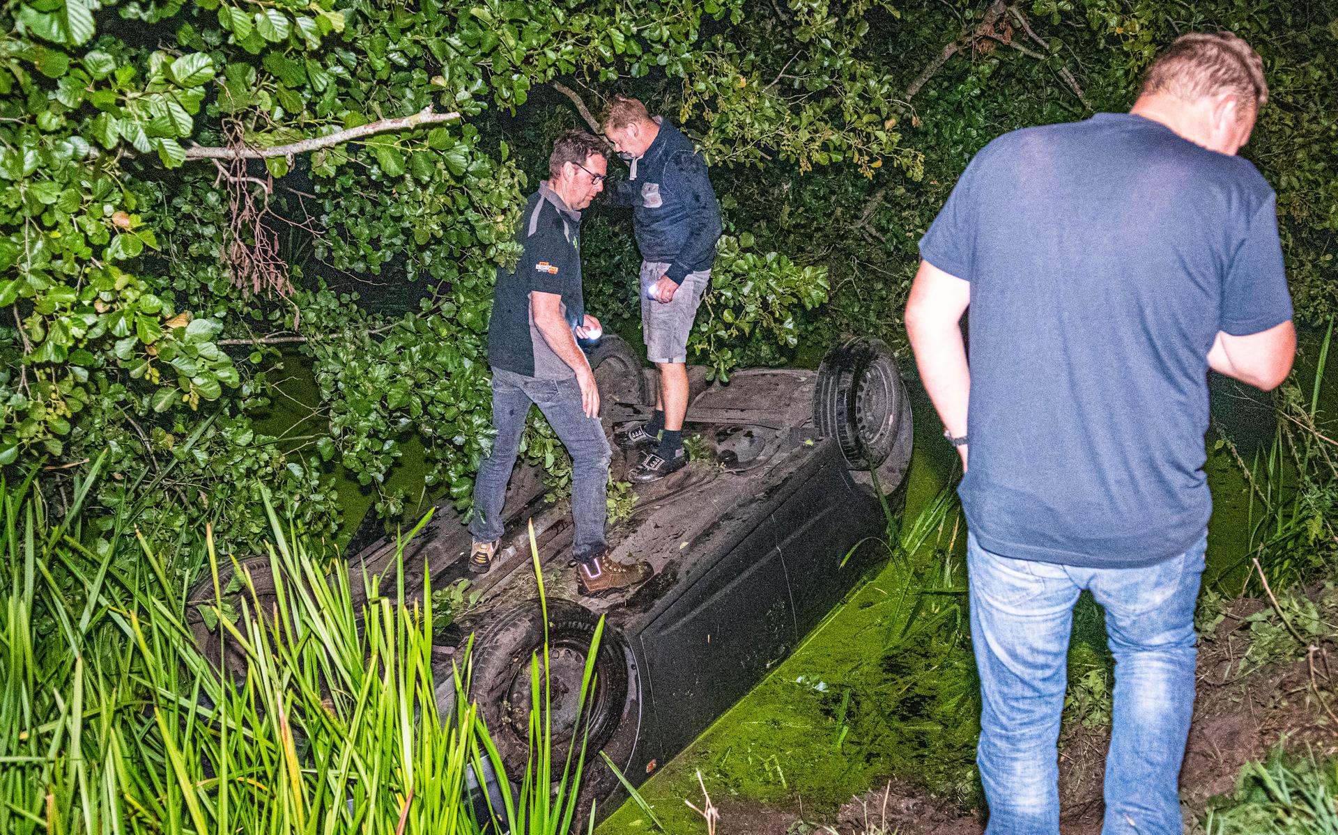 Auto belandt in sloot in Munnekeburen