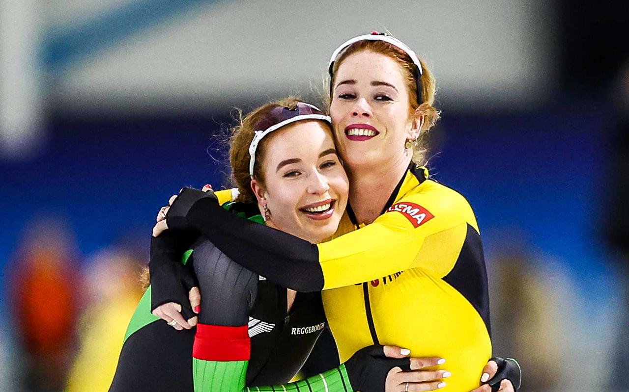 De zussen Michelle de Jong (links) en Antoinette Rijpma-De Jong knuffelen elkaar na een uitstekende 1000 meter tegen elkaar.