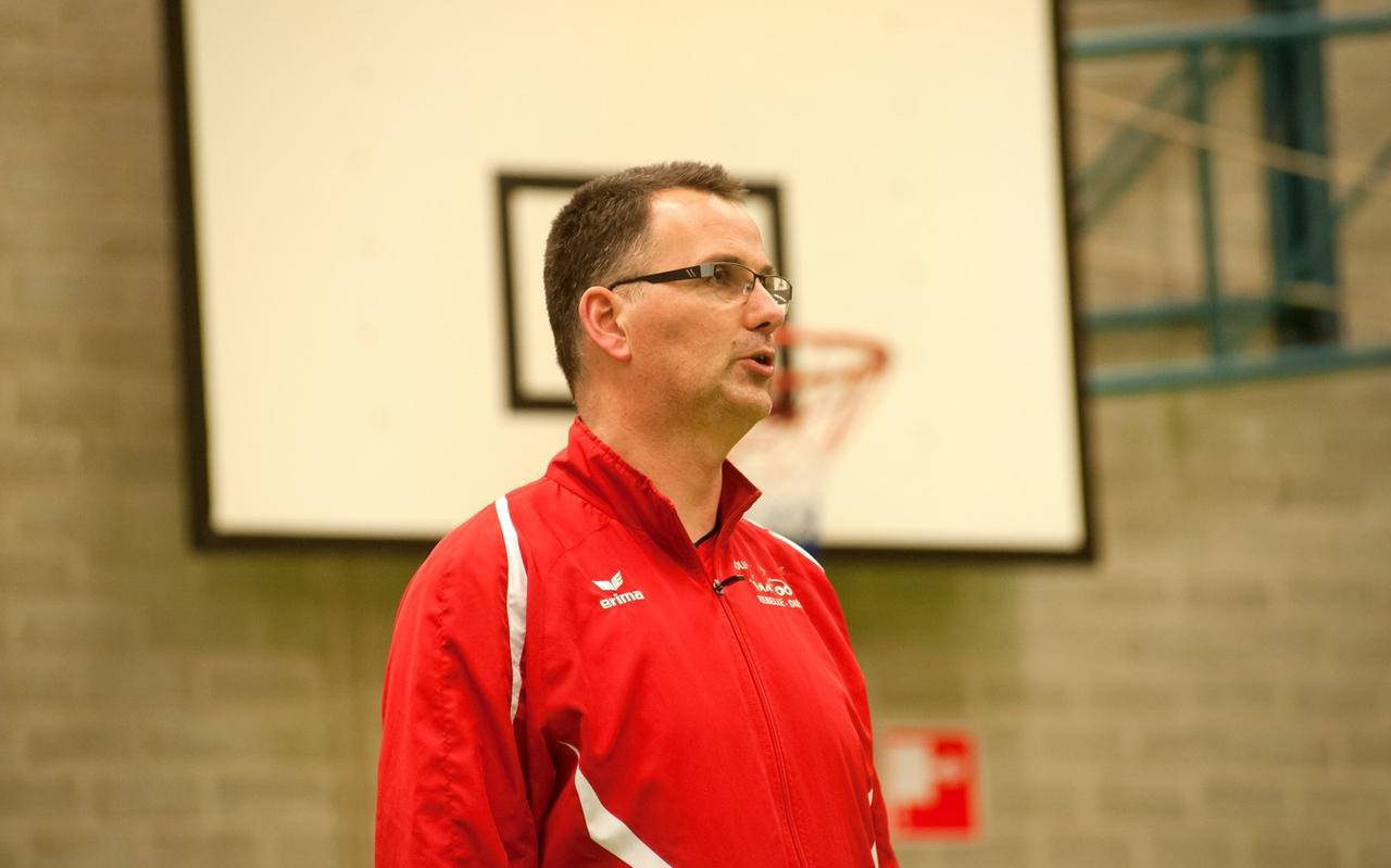 Harry van den Brink is de nieuwe trainer van de VC Sneek-volleybalsters.