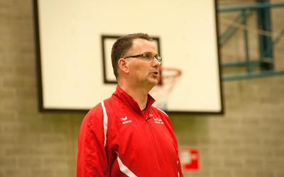 Harry van den Brink is de nieuwe trainer van de VC Sneek-volleybalsters.