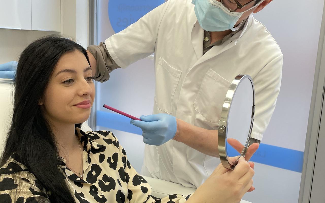 Patrick Khoe, plastisch chirurg bij het Centrum voor Esthetische Chirurgie Friesland, kreeg sinds corona twee keer zoveel cliënten voor botox of een ooglidcorrectie. Patrick Khoe, plastisch chirurg bij het Centrum voor Esthetische Chirurgie Friesland, kreeg sinds corona twee keer zoveel cliënten voor botox of een ooglidcorrectie.