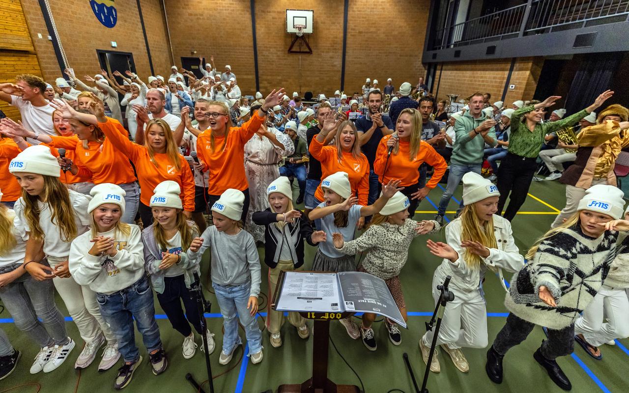 Repetitie voor FRIIS, een groot mienskipsproject in Oudega (Súdwest-Fryslân) in het kader van IIS. Dat was de 'mienskipslijn' in Arcadia. Repetitie voor FRIIS, een groot mienskipsproject in Oudega (Súdwest-Fryslân) in het kader van IIS. Dat was de 'mienskipslijn' in Arcadia.