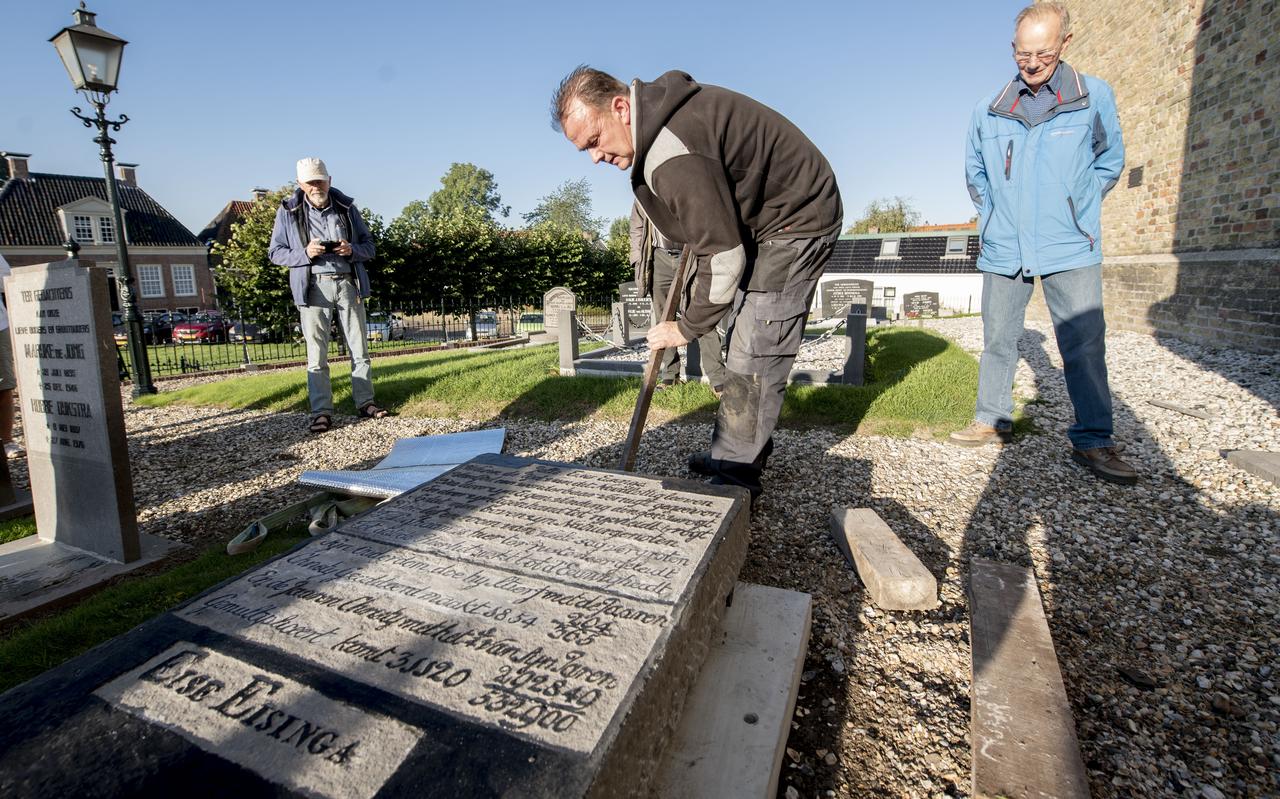 Ben Seldenrijk legt de gerestaureerde grafsteen van Eise Eisinga op zijn nieuwe 'bed', een betonnen plaat.
Ben Seldenrijk legt de gerestaureerde grafsteen van Eise Eisinga op zijn nieuwe 'bed', een betonnen plaat.