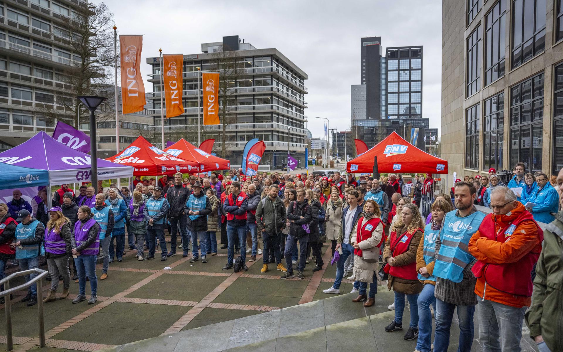 Honderden medewerkers van ING legden donderdag in Leeuwarden het werk neer uit onvrede over de werkomstandigheden bij de bank.