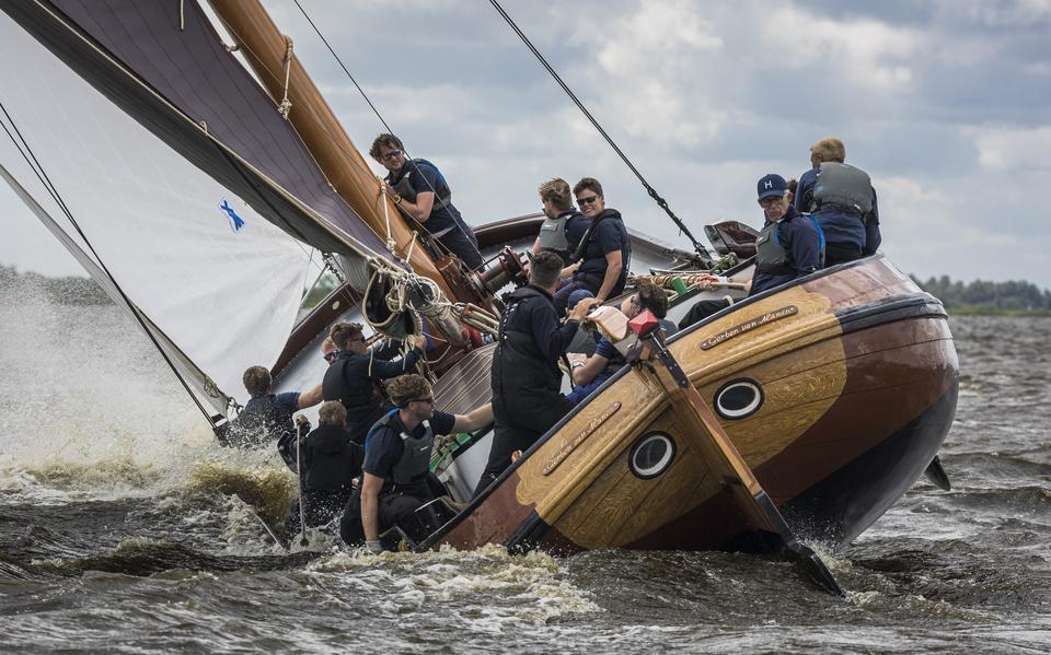 Het skûtsje van Heerenveen zeilt in bij Elahuizen.