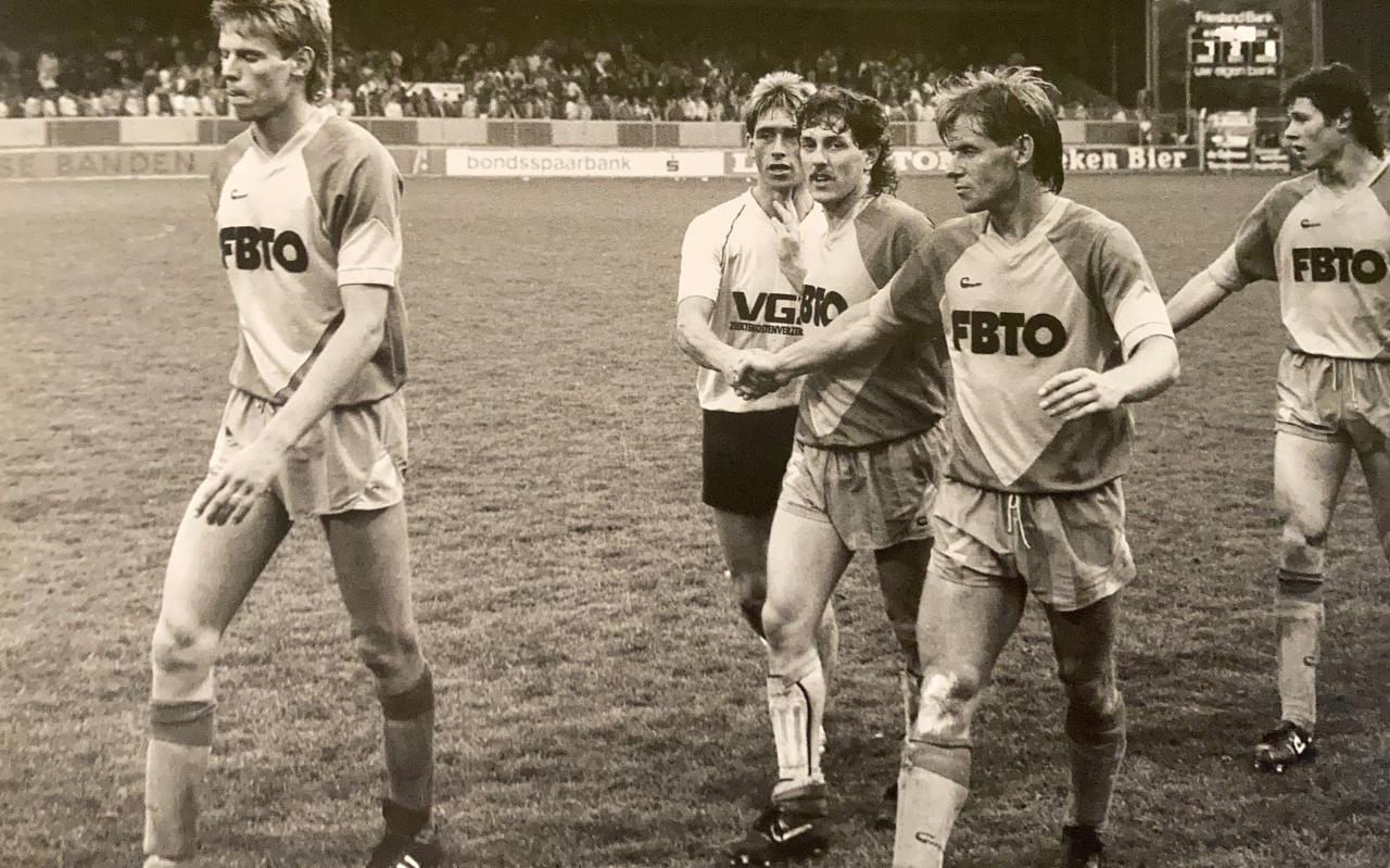 Willem van der Ark (links) verlaat het veld na de 7-0 zege op NEC in de nacompetitie van het seizoen 1987-'88. Willem van der Ark (links) verlaat het veld na de 7-0 zege op NEC in de nacompetitie van het seizoen 1987-'88.