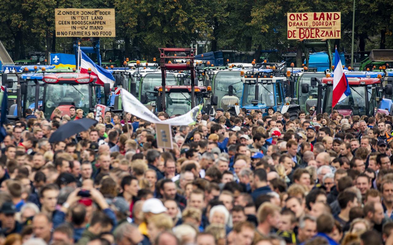 Boeren protesteren voor het eerst tegen het stikstofbeleid op 1 oktober 2019 op het Malieveld in Den Haag. Boeren protesteren voor het eerst tegen het stikstofbeleid op 1 oktober 2019 op het Malieveld in Den Haag.