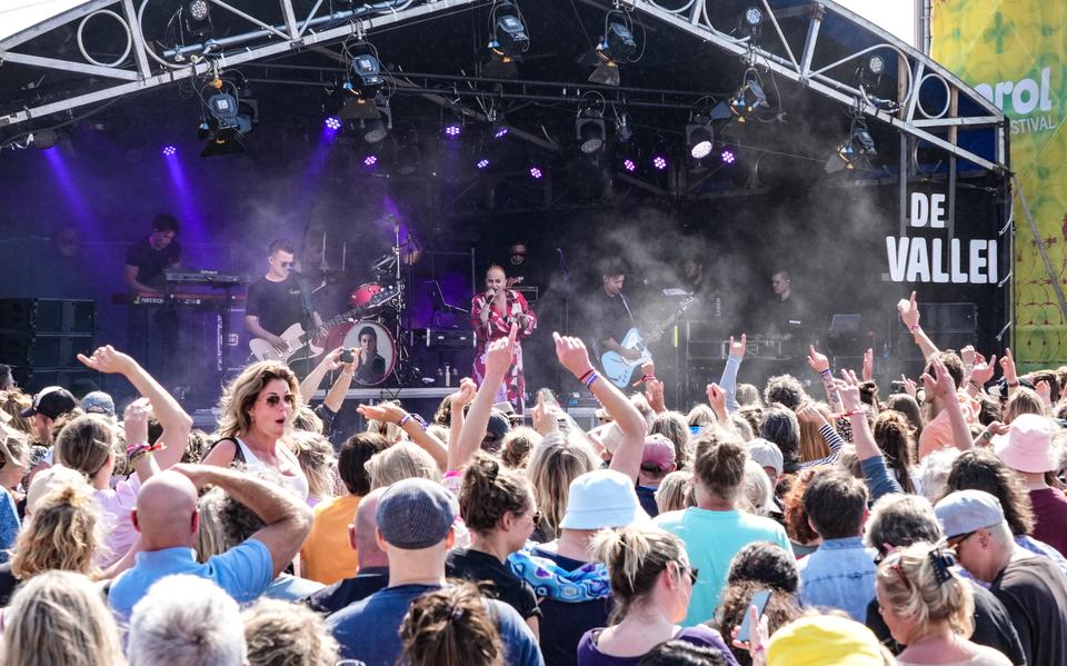 Bij het Oerol festival van 2023 liepen de temperaturen hoog op. Toen opende Roxanne Hazes het festival.