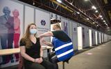 De 24-jarige zorgmedewerker Bianca Jongsma was op 15 januari de eerste die zich door GGD Fryslân liet vaccineren tegen corona. 