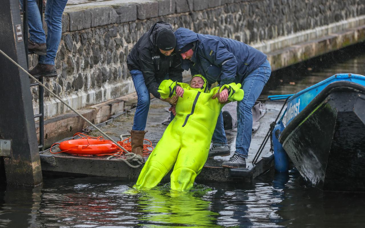 Slachtoffer wordt uit het water gehesen door maritieme medewerkers.