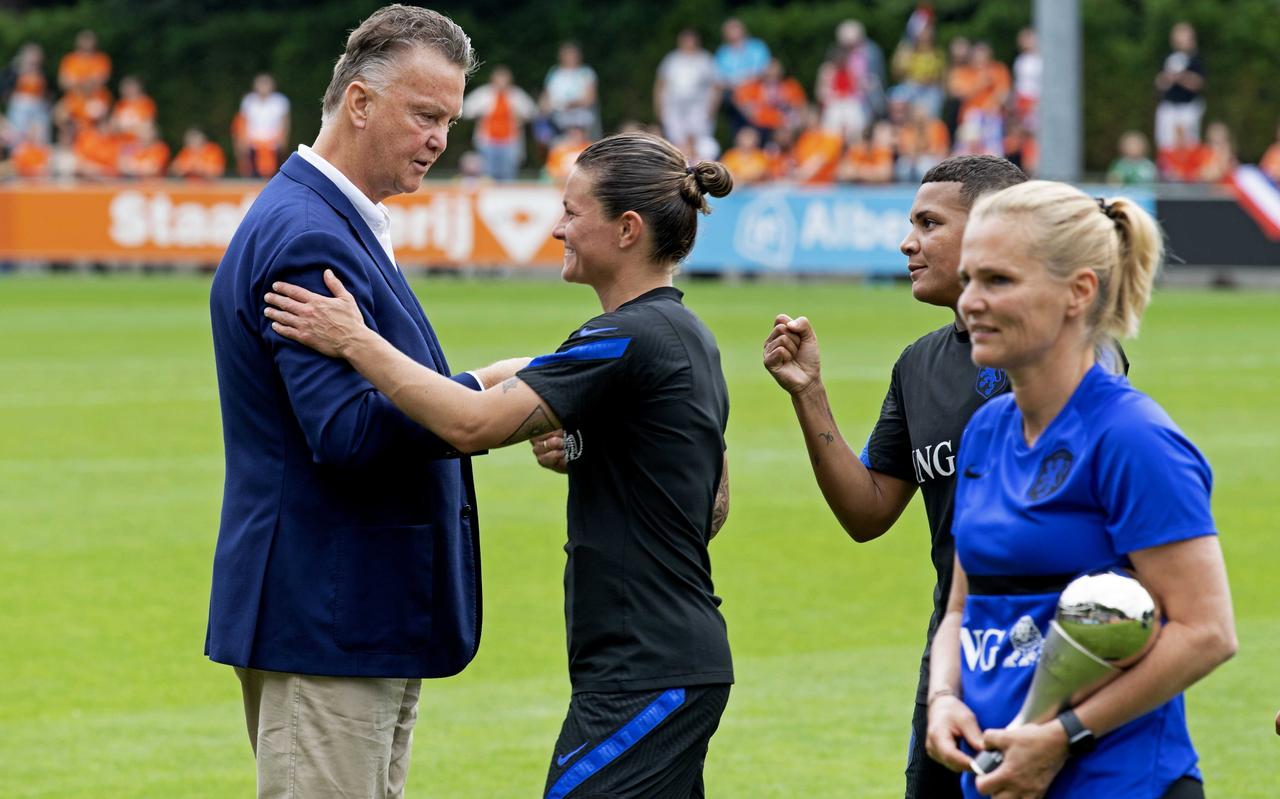 Sherida Spitse had vlak voor vertrek naar Tokio nog een onderhoud met de aanstaande mannenbondscoach Louis van Gaal. Sherida Spitse had vlak voor vertrek naar Tokio nog een onderhoud met de aanstaande mannenbondscoach Louis van Gaal.