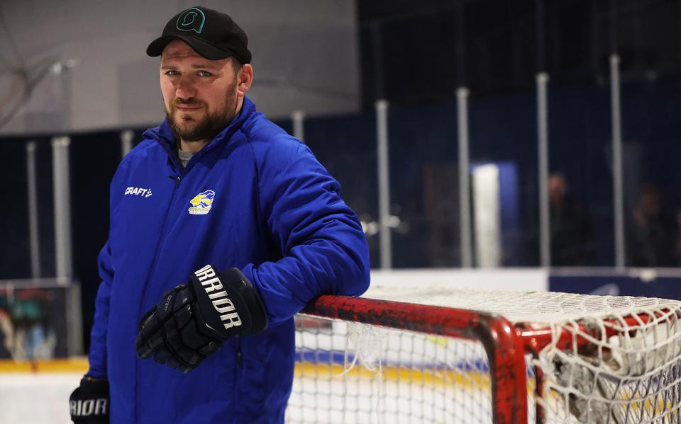 IJshockey-coach Alex Romanenko in de Leeuwarder Elfstedenhal.