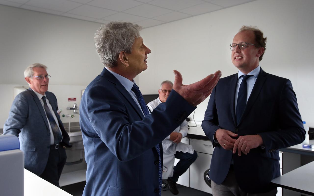 Rinze Joustra (l) van Rinagro geeft wethouder Friso Douwstra uitleg over het nieuwe laboratorium. Rinze Joustra (l) van Rinagro geeft wethouder Friso Douwstra uitleg over het nieuwe laboratorium.