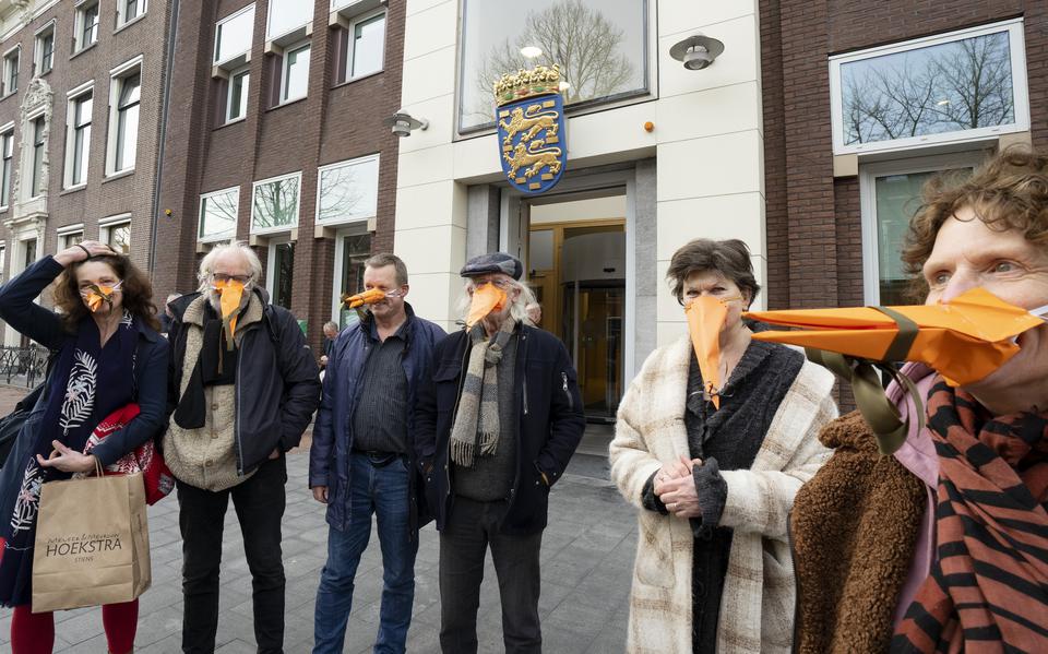 Leden van Milieudefensie Leeuwarden hadden met afgeplakte snavels een ludieke willen voeren in het provinsjehûs tegen de gebrekkige weidevogelcompensatie in Friesland, maar dat werd niet toegestaan.  