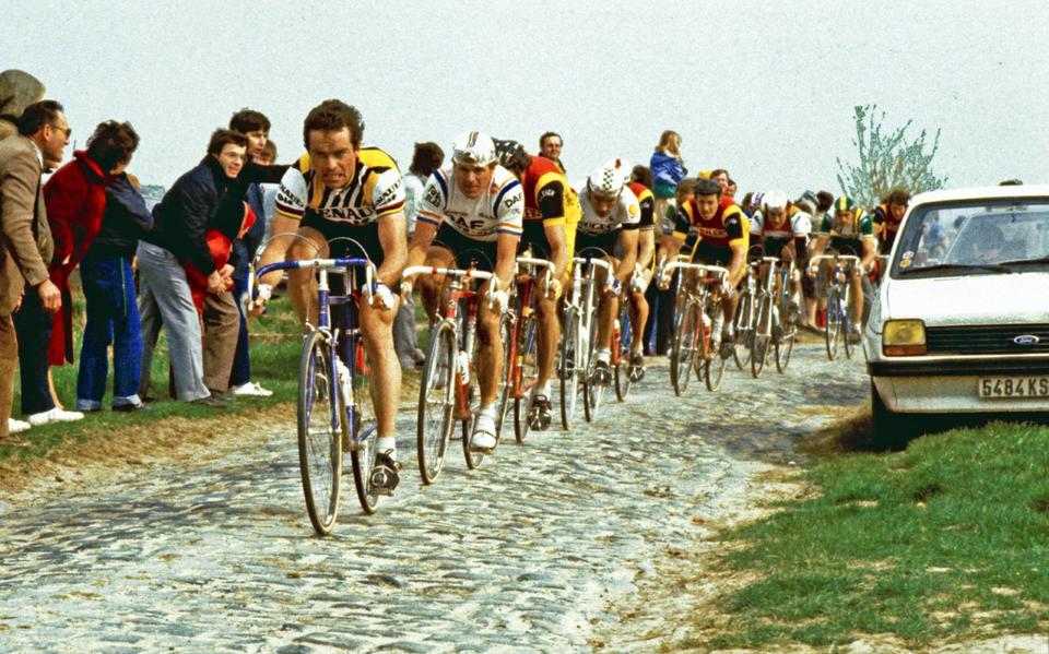 Bernard Hinault, met Hennie Kuiper in zijn wiel, sleurt aan kop van het peloton. Ook in de editie van 1982 is het vreselijk afzien voor de renners in Parijs-Roubaix.