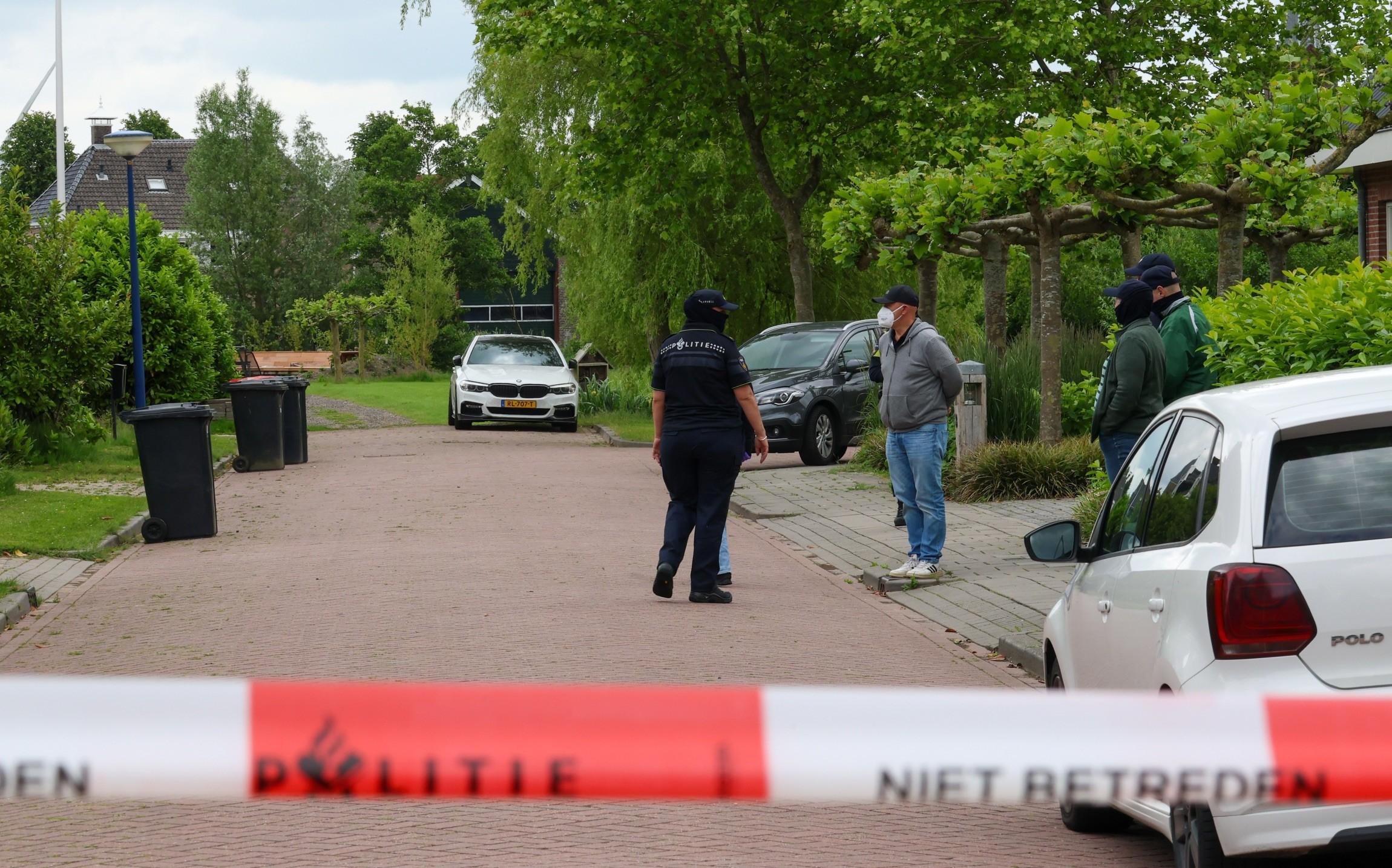Politie bij de inval in Easterein.