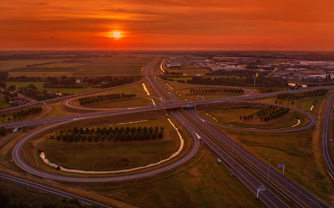 Knooppunt Heerenveen met linksboven de weilanden ten noorden van de A7 die worden omgebouwd tot bedrijventerrein Klaverblad Noordoost. Knooppunt Heerenveen met linksboven de weilanden ten noorden van de A7 die worden omgebouwd tot bedrijventerrein Klaverblad Noordoost.