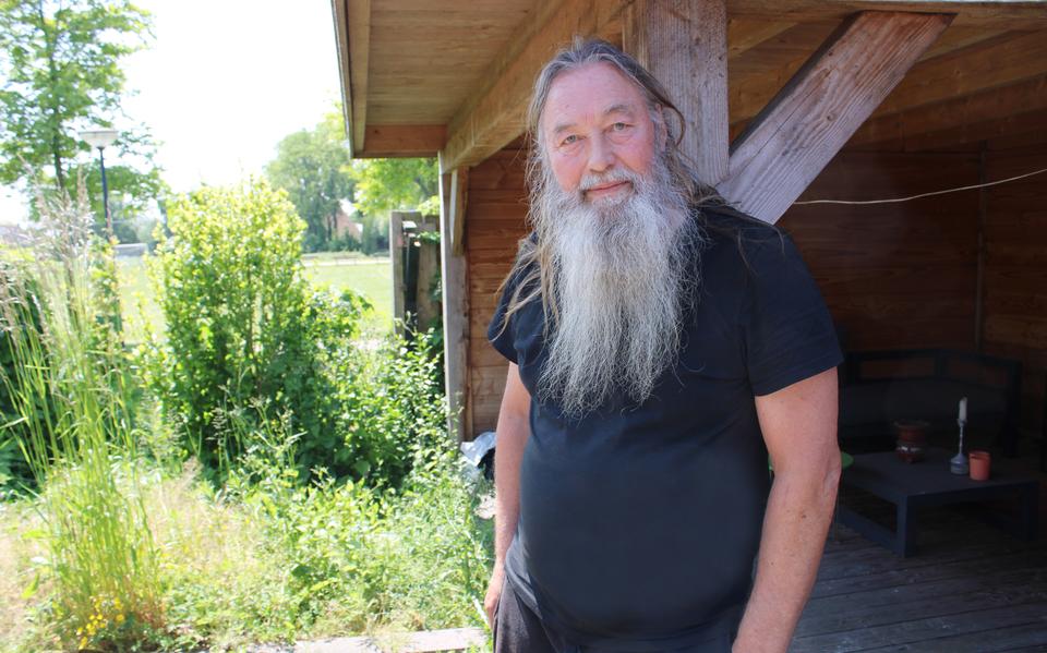 Ernst Langhout in de achtertuin van de woning in Gau waar hij tijdelijk woont. Hij keert in juli weer terug op zijn eigen erf en mogelijk over twee jaar zal er weer een (muziek)boerderij staan.