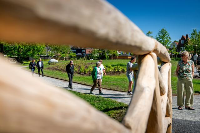 Bijna was het Van Haersmaparkje in Drachten volgebouwd met woningen. Nu is de tuin in oude luister h