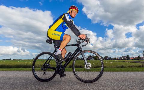 'Met de bik op oneindig' fietst Kees Stavenuiter uit Andijk gemiddeld drie keer per week een ronde om het IJsselmeer. Hier passeert hij Workum. 