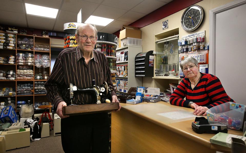 De liefde bracht Jaap en Jantje Zijlstra naar hun naaimachinewinkel in Dokkum. Ze halen er net niet de vijftig jaar.
