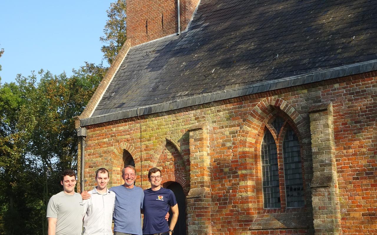 Tjalling Ypma met zijn drie zoons voor de kerk van Waaxens bij de graven van zijn voorvaderen. FOTO JANET RHODES Tjalling Ypma met zijn drie zoons voor de kerk van Waaxens bij de graven van zijn voorvaderen. FOTO JANET RHODES