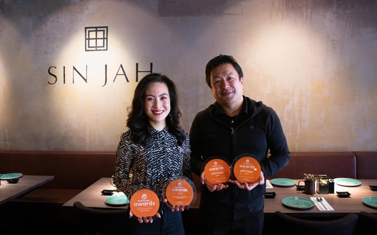 Liya Chan en Fong Yeh in sushirestaurant Sin Jah met hun prijzen.