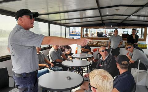 Schipper Jeroen Pietersma geeft instructies aan de bemanning 