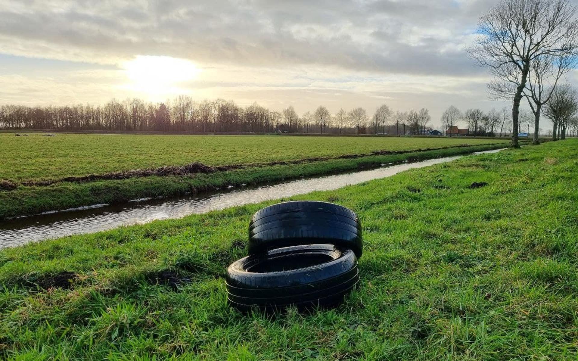 Twee autobanden laten hulpdiensten uitrukken voor 'auto te water' - Leeuwarder Courant