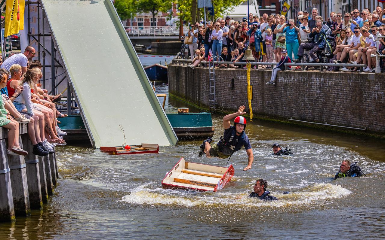 Niet te vroeg springen, luidde het devies tijdens het tobbedansen zaterdag in Harlingen. Niet te vroeg springen, luidde het devies tijdens het tobbedansen zaterdag in Harlingen.