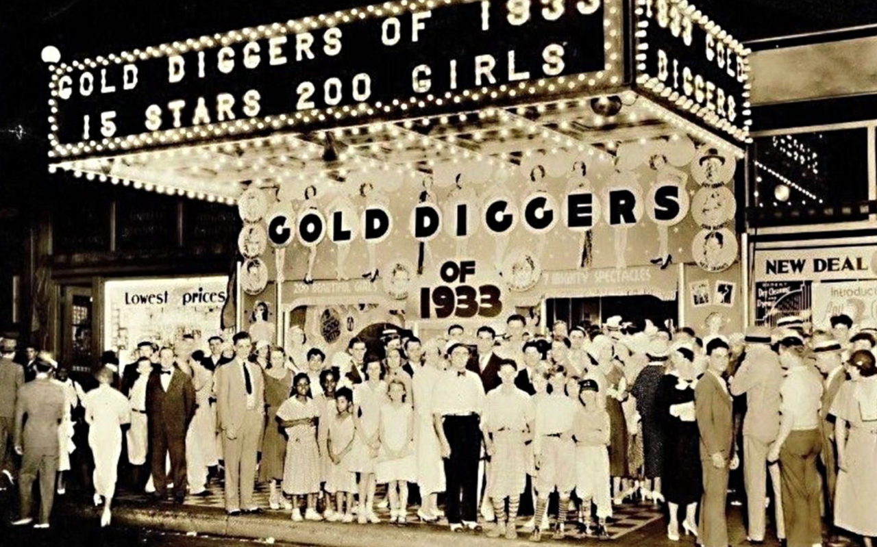 Publiek voor Gold Diggers of 1933, bij een bioscoop in Trenton, New Jersey 