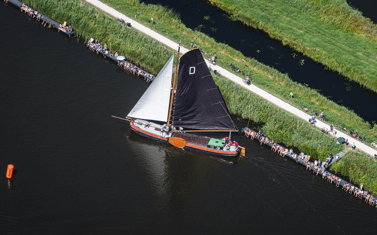 Skûtsje in actie op het water bij Earnewâld tijdens het skûtsjesilen. Skûtsje in actie op het water bij Earnewâld tijdens het skûtsjesilen.