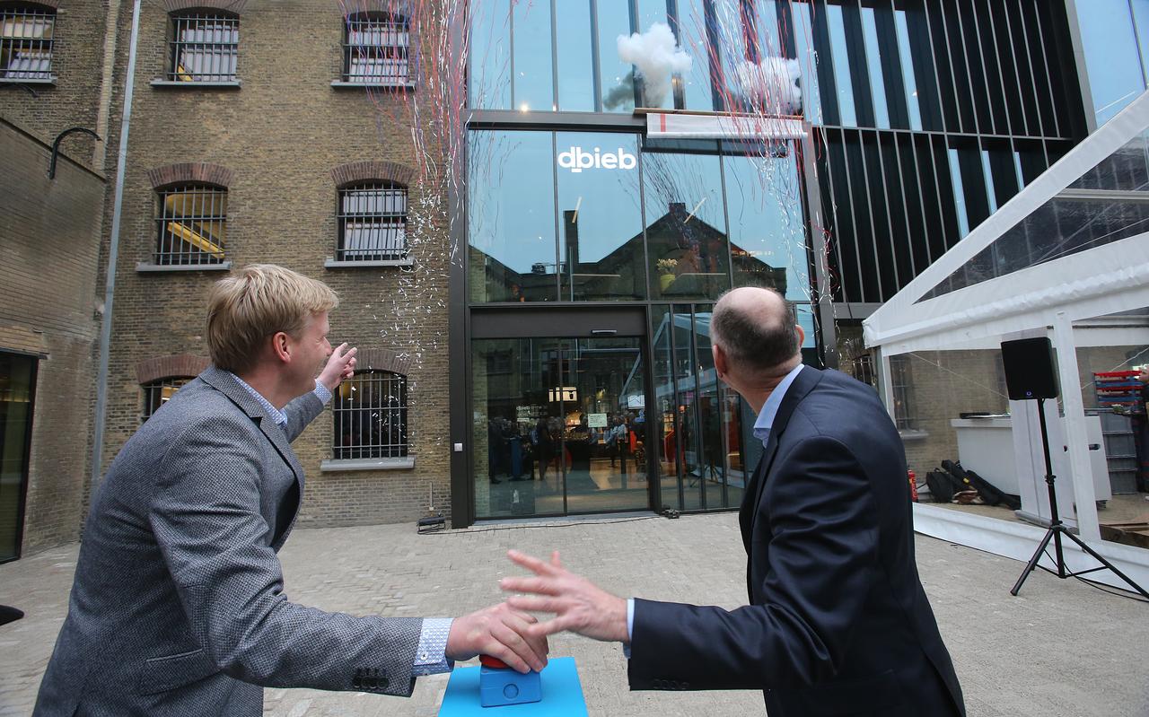 Wethouder Sjoerd Feitsma en dbieb directeur Hans van der Veen bij de feestelijke opening van dbieb, begin 2018. Ondanks dat het werk nog niet klaar was, ging dbieb al open. Anderhalf jaar later is er nog weinig veranderd. Wethouder Sjoerd Feitsma en dbieb directeur Hans van der Veen bij de feestelijke opening van dbieb, begin 2018. Ondanks dat het werk nog niet klaar was, ging dbieb al open. Anderhalf jaar later is er nog weinig veranderd.