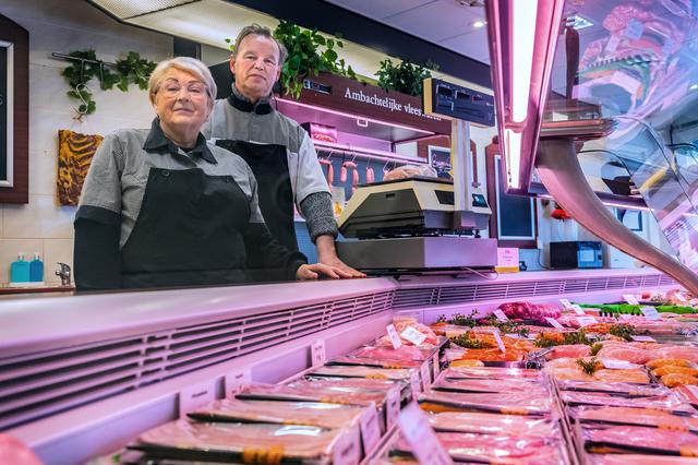 Gerard en Ineke stoppen na 50 jaar in het vak met hun slagerij zonder poeha in Sneek. ‘Je koopt bij 