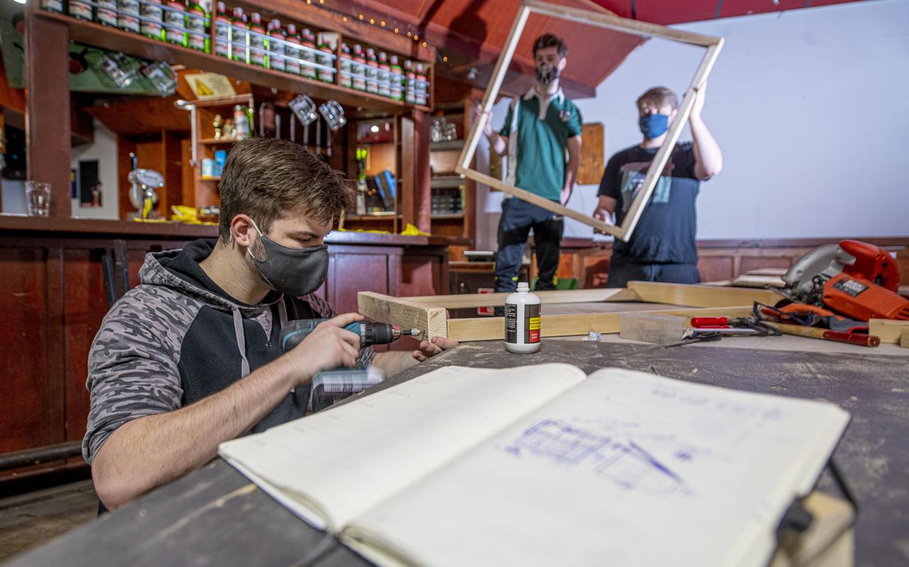 De eerste werkzaamheden voor het insectenhotel zijn een feit. V.l.n.r.: Bob van der Ven, Stan Jannink en Puck Pilzecker. De eerste werkzaamheden voor het insectenhotel zijn een feit. V.l.n.r.: Bob van der Ven, Stan Jannink en Puck Pilzecker.
