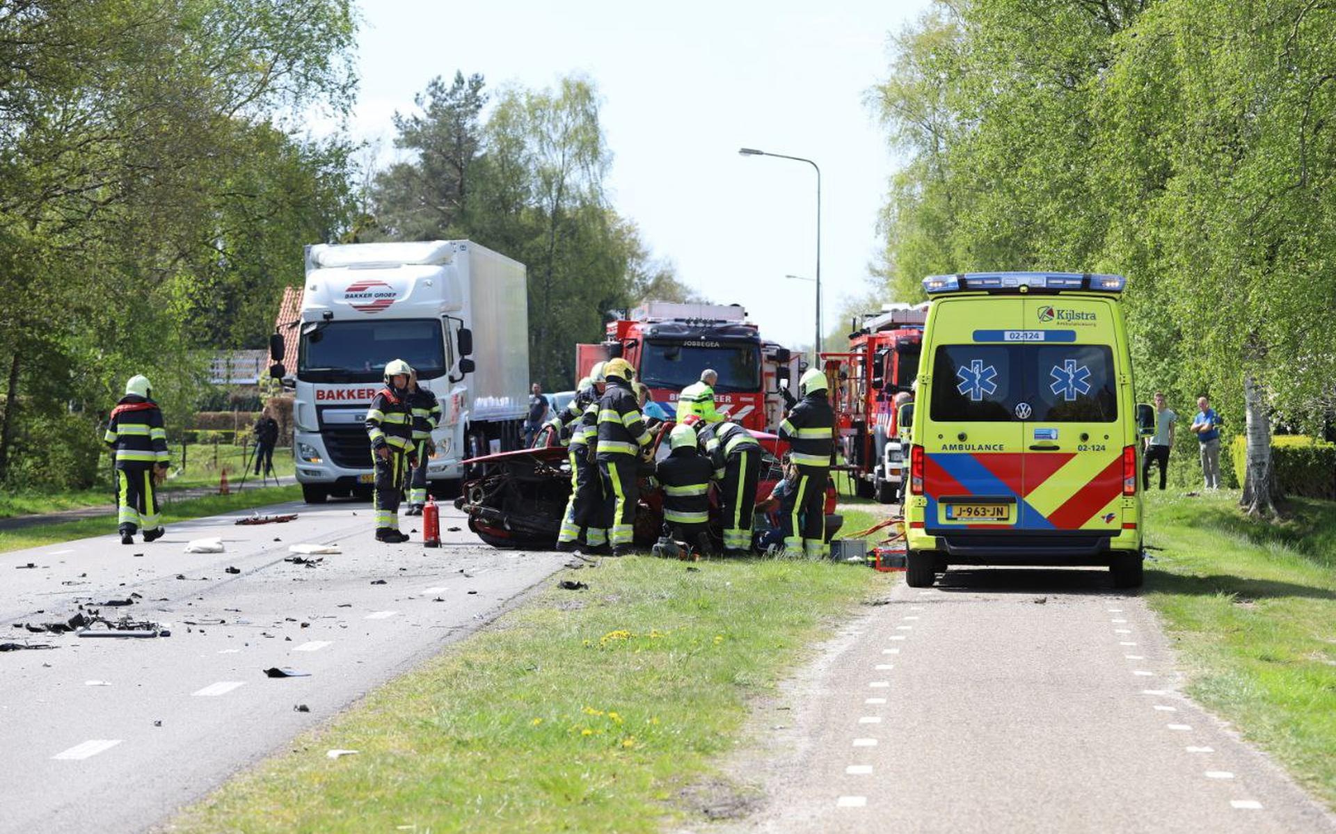 Automobilist raakt bekneld, motorrijder komt in tuin terecht bij ernstige botsing in Hoornsterzwaag.