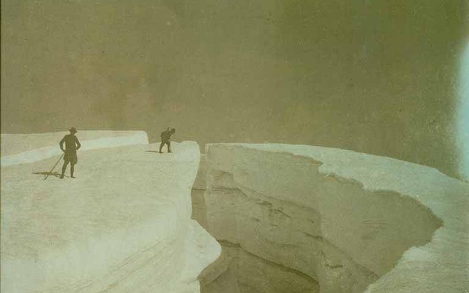 Twee wandelaars kijken naar een klif (Mount Baker, 1919).