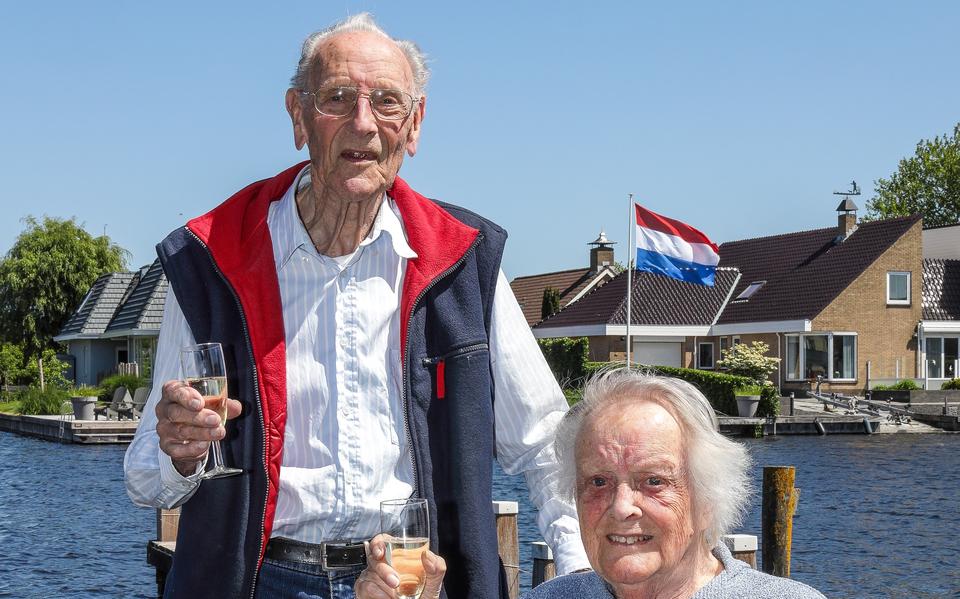 Het echtpaar Adema uit Lemmer is 70 jaar getrouwd.