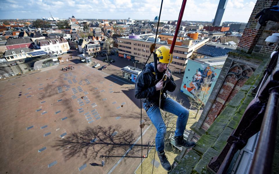 Wilco Punter van de Monumentenwacht seilt ab van de Oldehove. 