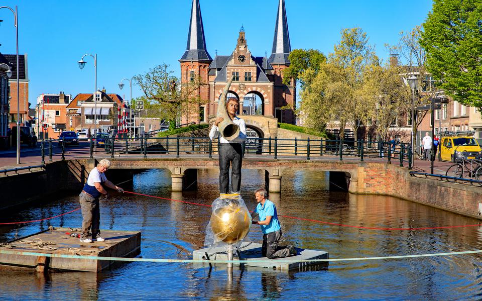 Het plaatsen van de fontein (gemaakt door Stephan Balkenhol) in Sneek, in mei 2018. FOTO NIELS DE VRIES