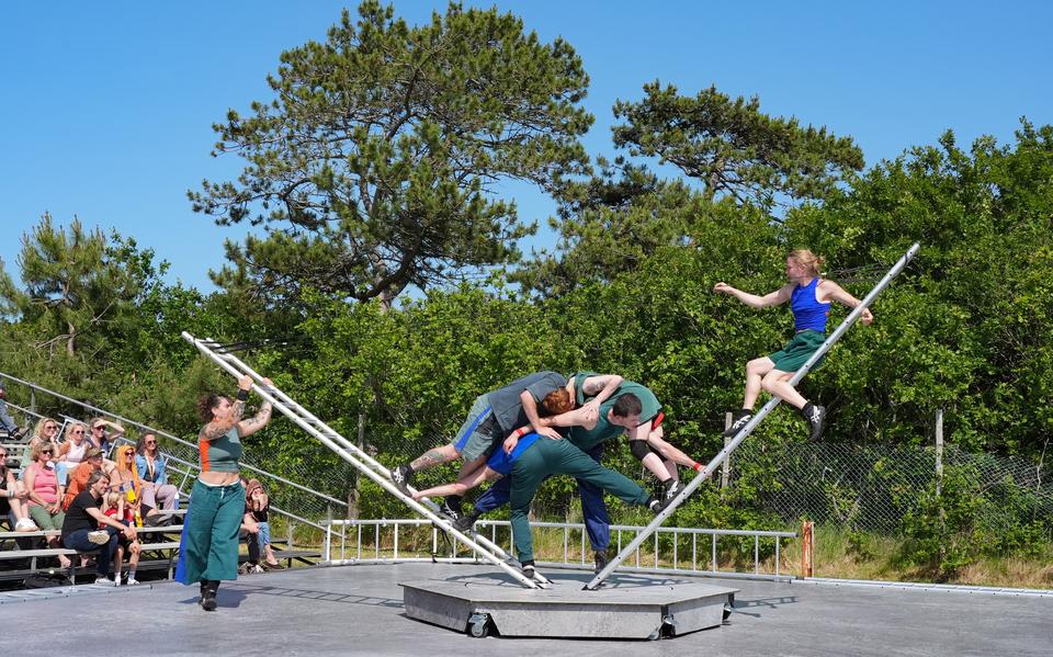 'Beyond' van de groep Circumstances: ondersteunen, opvangen.
