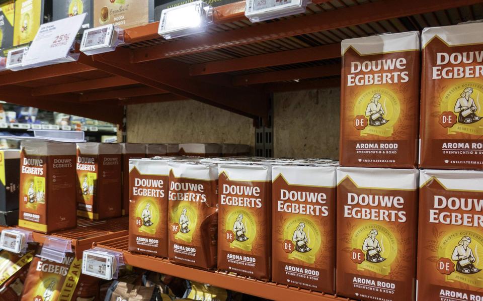 Pakken koffie van het met Douwe Egberts in een supermarkt. 