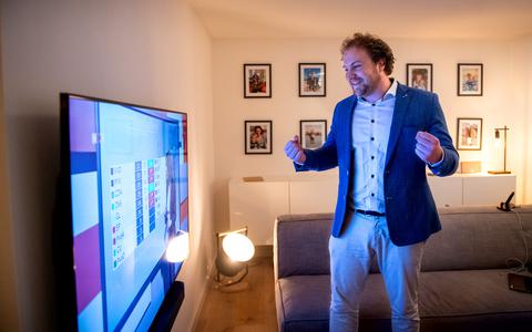 D66-kandidaat Romke de Jong bekijkt in zijn huiskamer de exitpoll en weet dat hij de Tweede Kamer in gaat.