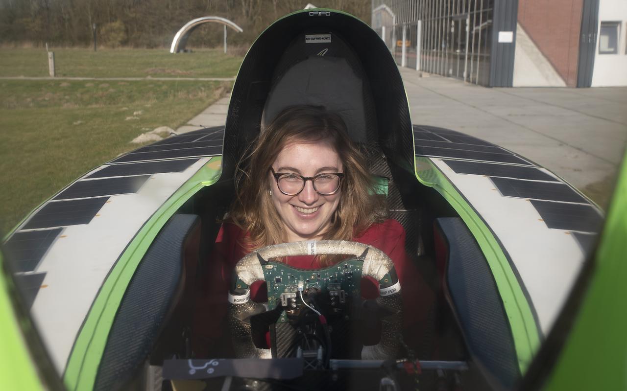 Andel Hoekstra in de zonnewagen van het vorige Top Dutch Solar Team. Andel Hoekstra in de zonnewagen van het vorige Top Dutch Solar Team.
